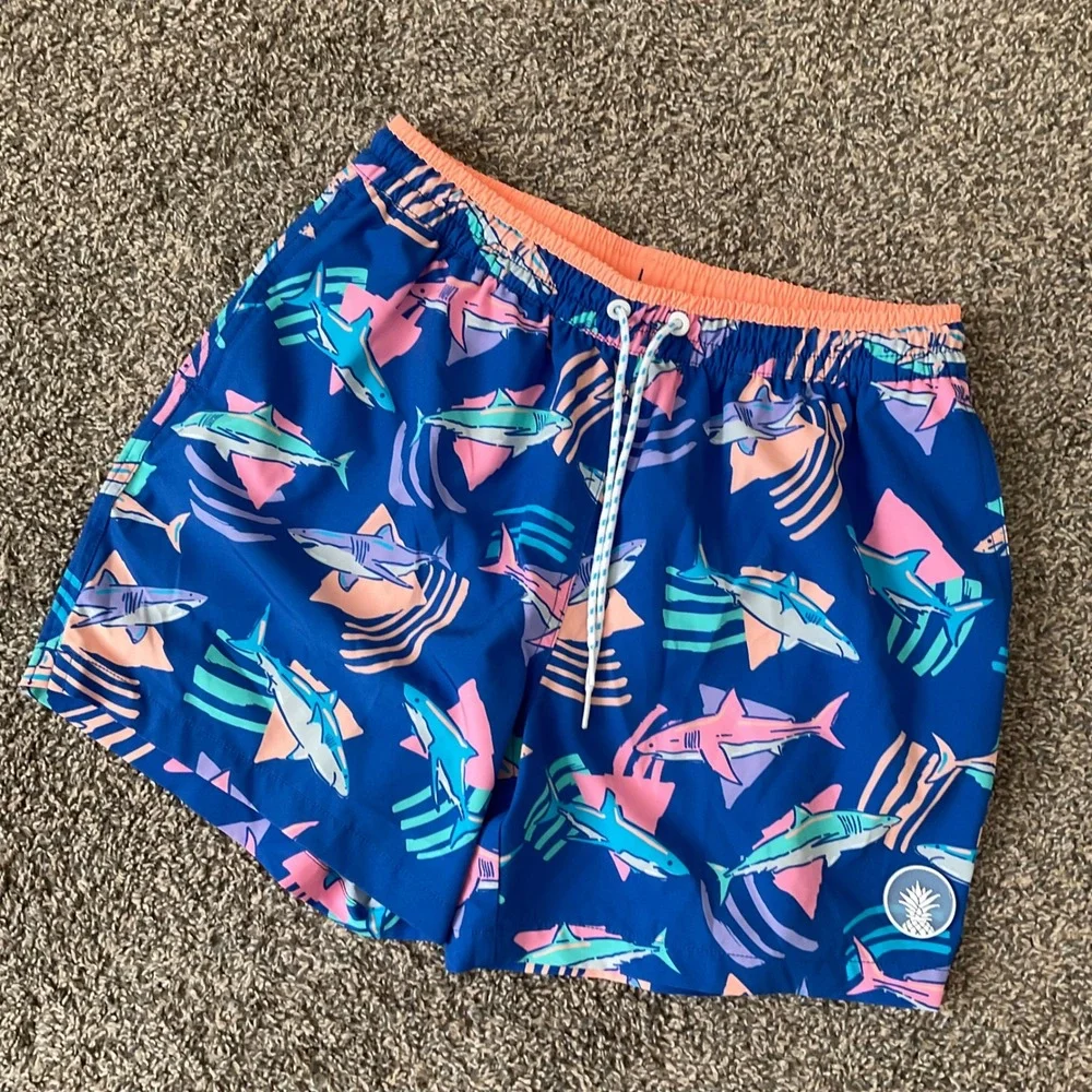 Chubbies Mens Medium 5.5 Inseam Swim Trunks Retro Shark Print Blue Board Shorts